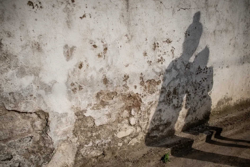 Shadow of a mother and child on a wall.